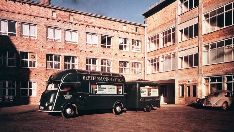 Der Lexikon-Werbewagen 1955 im Hof der Eickhofstraße.