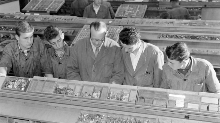 Lehrlinge von Mohn &amp; Co in den neuen technischen Anlagen an der Friedrichsdorfer Straße, die seit 1955 schrittweise in Betrieb genommen wurden.