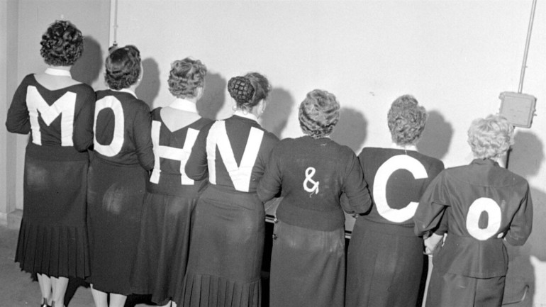 Der Schriftzug ungewöhnlich gestaltet: Kolleginnen von Mohn &amp; Co, um 1955.