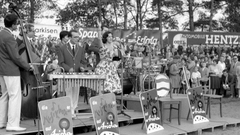 Ariola-Stars der ersten Stunde – Bettina Carsten, Bruno Martelli und die Musikbox-er mit Carla Codevilla auf dem Ariola Sportfest 1959.