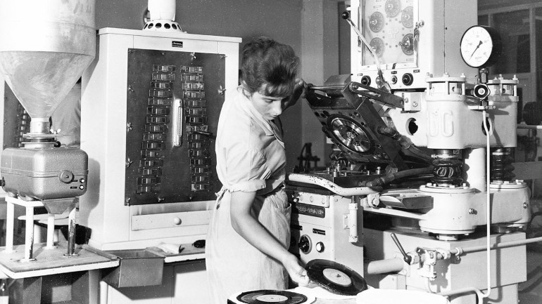 Die erste Generation von Schallplattenpressen bei Sonopress, 1958.