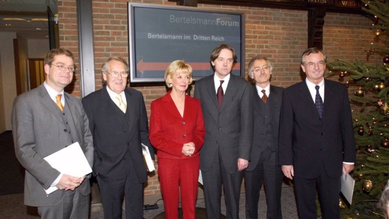 Bertelsmann Forum 2002 im Corporate Center Gütersloh: Gruppenaufnahme v.l. mit  dem Moderator Jan Roß (Die Zeit), Prof. Dr. Trutz Rendtorff, Liz Mohn, Prof. Dr. Norbert Frei, Prof. Dr. Reinhard Wittmann, Dr. Gunter Thielen Vorstandsvorsitzender der Bertelsmann AG.