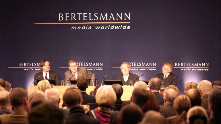 Die Kommission auf dem Podium mit dem Moderator Jan Roß. Prof. Saul Friedländer wurde aus Kalifornien dazugeschaltet.