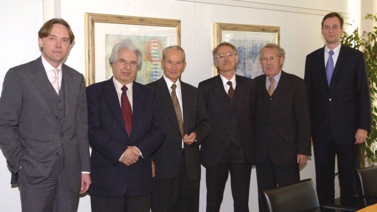 Die Kommission mit Nachkriegsgründer Reinhard Mohn (Mitte) und Tim Arnold, Leitung Office of the Chairman der Bertelsmann AG (rechts).