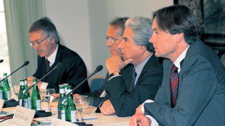 &#34;Ergebnis der mutigen Entscheidung, die eigene Geschichte zu durchleuchten&#34;: die Unabhängige Historische Kommission auf ihrer Pressekonferenz im Oktober 2002.