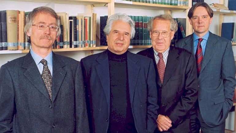 Die Mitglieder der Kommission v.l.: Reinhard Wittmann, Saul Friedländer, Trutz Rendtorff und Norbert Frei.
