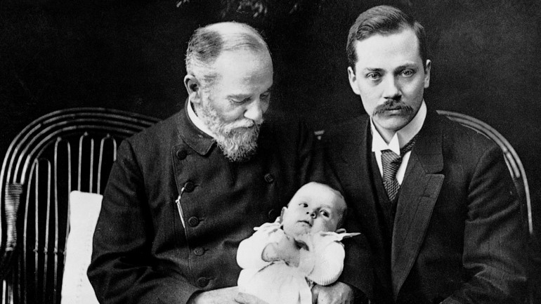 Der Drucker und Buchbinder Carl Bertelsmann gründet  den C. Bertelsmann Verlag. Sein Sohn Heinrich Bertelsmann, sowie dessen Schwiegersohn Johannes Mohn (l.) führen das Unternehmen im hergebrachten Sinne fort.