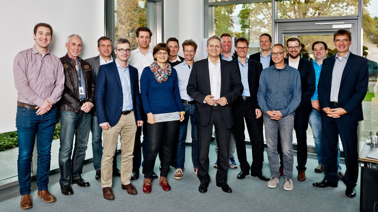 Die Mitglieder des Energieeffizienznetzwerks (von links): Stephan Glasker (Mohn Media), Andreas Elsner (Sonopress), Ralf Niediek (Mohn Media), Mark Fabisch (Bertelsmann Corporate Center), Lars Peters (Prinovis), Melanie Engler (Arvato Distribution), Thomas Schröder (Arvato CRM Erfurt), Oliver Langreder (Bertelsmann Corporate Center), Prof. Jörg Meyer (Hochschule Niederrhein), Arvid Tofing (Arvato Distribution), Simon Birger (Siemens), Michael Gundel (Mediengruppe RTL Deutschland), Udo Berger (Gruner + Jahr), Markus Becker (Arvato Systems), Michael Lydorf (Mediengruppe RTL Deutschland) und Andreas Trautmann (Siemens). Nicht im Bild: Lars Hecht (UFA), Roland Wenzky (Arvato Infoscore), Adam Ligatsch (Arvato Systems) und Jürgen Walter (Arvato Infoscore).