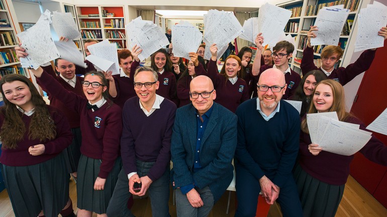 Schüler des Collinstown Park Community College, Clondalkin mit Tom Weldon, CEO, Penguin Random House UK, Roddy Doyle, Autor und Mitgründer des &#34;Fighting Words&#34; und Michael McLoughlin, Managing Director, Penguin Random House Irland