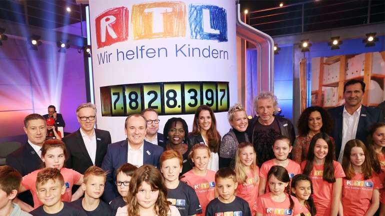 Wolfram Kons mit seinen Gästen (hinten v.l. Joachim Llambi, Frank Hoffmann, Wolfram Kons, Dr. Auma Obama, Elena Bruhn, Inka Bause, Thomas Gottschalk, Barbara Wussow, Lars Riedel) 