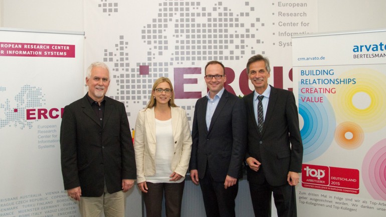 Karsten Kraume (2.v.r.) mit den Professoren des ERCIS: Gottfried Vossen, Heike Trautmann und Jörg Becker (v.l.)
