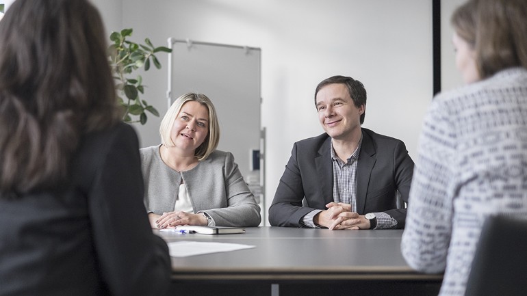 Christina Bensai und Hannes Gmelin von Arvato CRM Solutions 