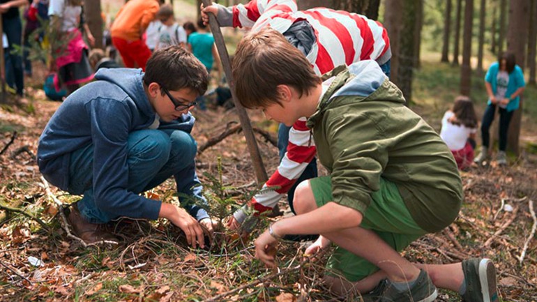 Kinder pflanzen Tannen im Namen von Plant-for-the-Planet