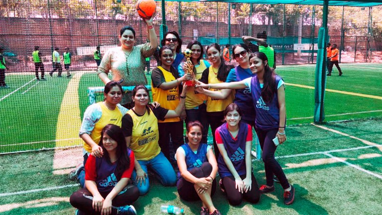 Die Mitarbeiterinnen von DK India gewannen das Fußballturnier der Frauen