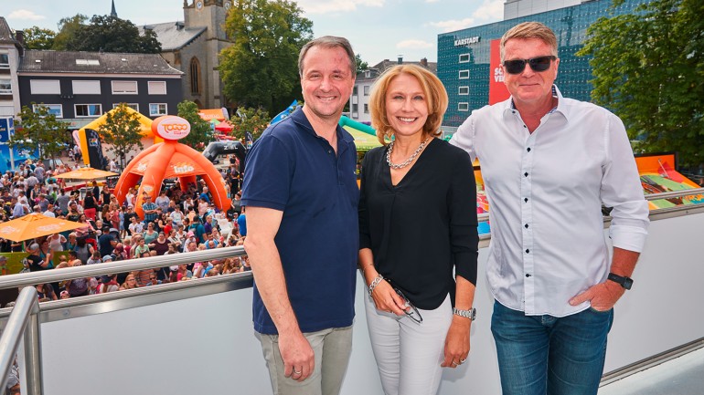 Bertelsmann-Personalvorstand Immanuel Hermreck (l.) eröffnete die Tour, Karin Schlautmann (Leiterin der Unternehmenskommunikation von Bertelsmann) und Andreas Kimpel (Gütersloher Kulturdezernenten) (r.)