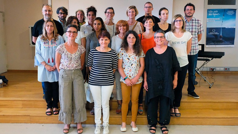 Die 14 Jury-Mitglieder, darunter M6-Moderatorin Nathalie Renoux (vordere Reihe, 2.v.l.)