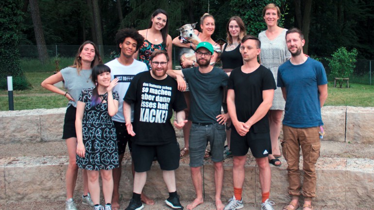 Von links hintere Reihe: Eda Sönmeztürk (WWF), Julia Althoff (Leitung MESH Collective), Fräulein Chaos, Anna Mauersberger (Heart Wire); (von links Mitte): Amanda Brennan, Dillan White; (von links vordere Reihe): Breeding Unicorns, Mr. Trashpack, Niksda, Nikolas Kappe (Redakteur MESH Collective), Anselm Sellen (Heart Wire) 