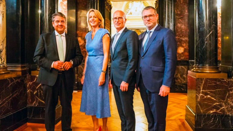 Anlässlich des „Stern“-Jubiläums lud Hamburgs Erster Bürgermeister Peter Tschentscher zu einem Senatsempfang ins Hamburger Rathaus ein. Die Redner des Abends: der ehemalige Bundesminister Sigmar Gabriel, G+J-Chefin Julia Jäkel, Peter Tschentscher und „Stern“-Chefredakteur Christian Krug.