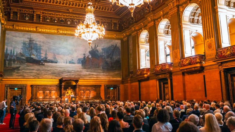 Mit der „Stern“-Redaktion und zahlreichen Wegbegleitern aus Politik, Journalismus und Medienwirtschaft folgten rund 350 Gäste der Einladung in den Großen Festsaal des Hamburger Rathauses.