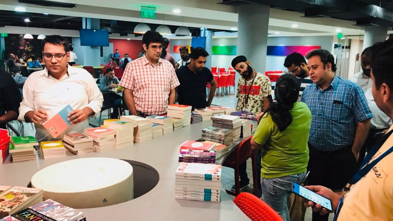 Am Arvato-Standort in Neu-Delhi gab es einen Bücherstand für die Mitarbeiter. 