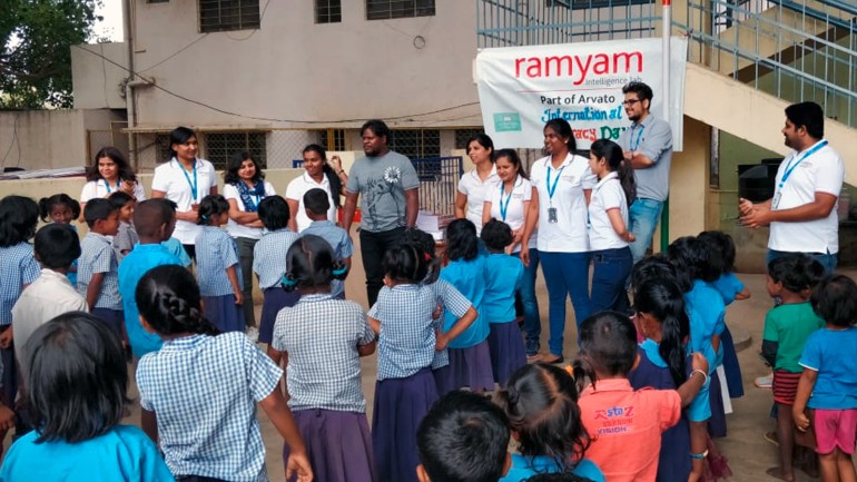 Kolleginnen und Kollegen von Arvato in Bangalore unterstützten eine Grundschule.