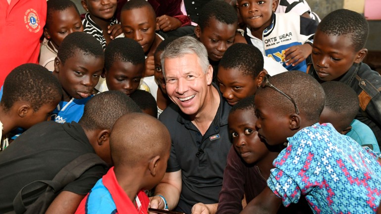 Kamerun, Afrika: Peter Kloeppel mit Kindern, Schulkindern im Klassenzimmer der Inklusionsschule in Buea