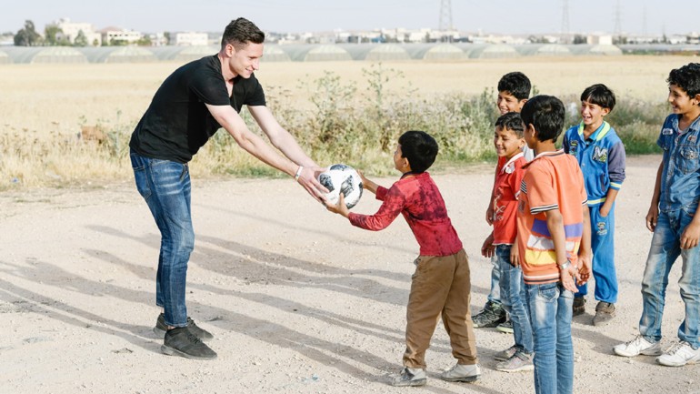 Nationalspieler und Projektpate Julian Draxler besucht Flüchtlingslager in Jordanien