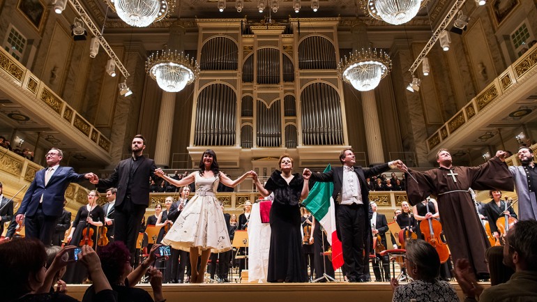 Das Ensemble von „Edgar“ wurde mit donnerndem Schlussapplaus und „Bravo“-Rufen bedacht: Chorleiter Steffen Schubert, David Oštrek, Elena Rossi, Silvia Beltrami, Dirigent Felix Krieger, Peter Auty und Aris Agiris