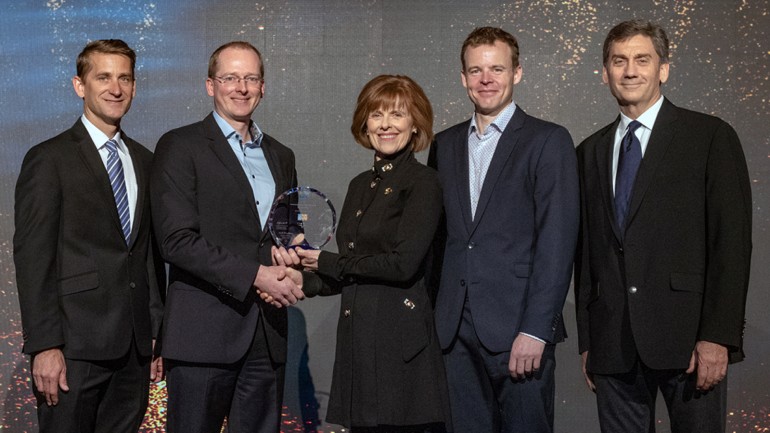 Robert Aitken, Director Account and Operations (2. v. l.), und Andreas Barth, President Hightech &amp; Entertainment bei Arvato SCM Solutions (2. v. r.), nahmen den Award von Jacklyn Sturm sowie Greg Christensen (l.) und Craig Caplinger (r.) von Intel entgegen.