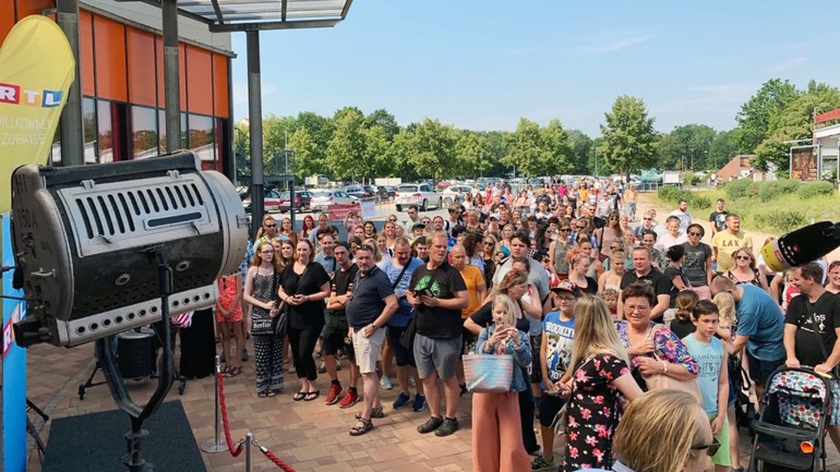 Rund 500 Fans lassen sich bei der Aktion in Potsdam-Babelsberg registrieren.
