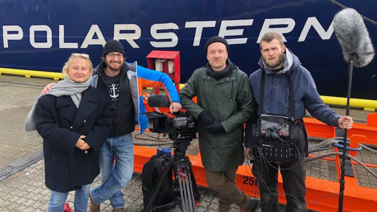 Produzentin Ute Biernat (l.) verabschiedet ihr Team, das ab sofort auf der Polarstern arbeiten wird. 
