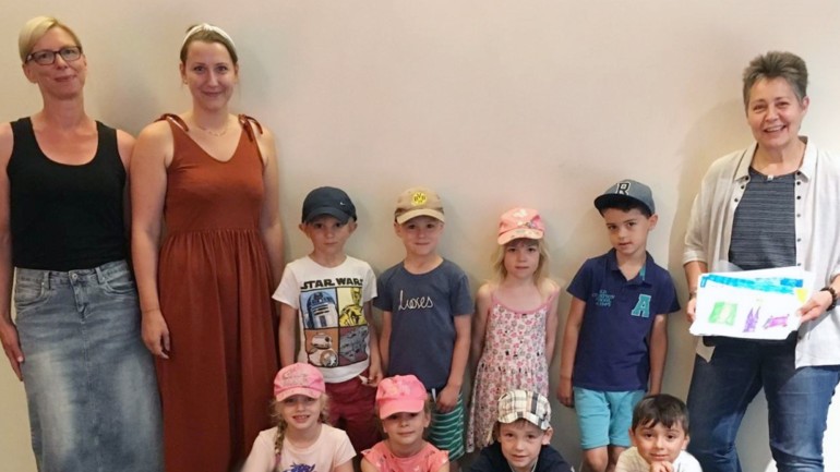Kinder der Kindertagestätte „Villa Kunterbunt“ aus Gütersloh haben bunte Bilder zum Thema „Mülltrennung“ gemalt, die auf Plakate gedruckt wurden und nun die neuen „Be Green Points“ schmücken.
