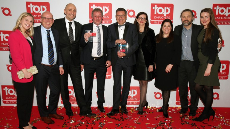 Das Team von Arvato Systems um Personalleiter Siegfried Bloch bei der Preisverleihung in Düsseldorf.