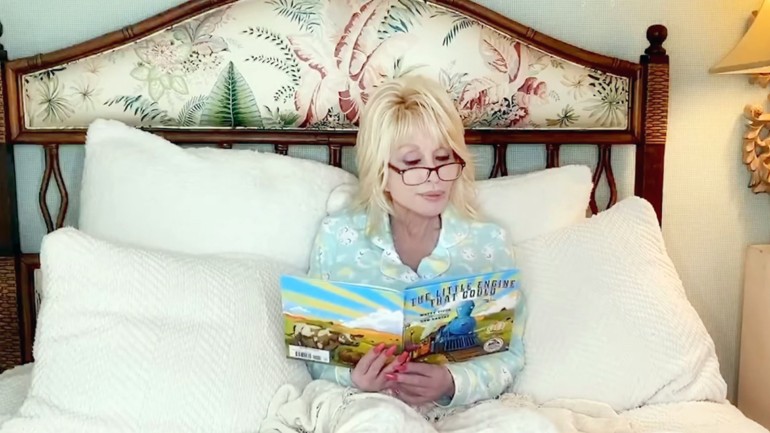 Dolly Parton liest &#34;The Little Engine That Could&#34; auf Youtube und anderen Social-Media-Kanälen