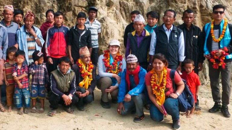 &#34;GEO schützt den Regenwald&#34;-Geschäftsführerin Eva Danulat (Mitte) zu Besuch in Nepal
