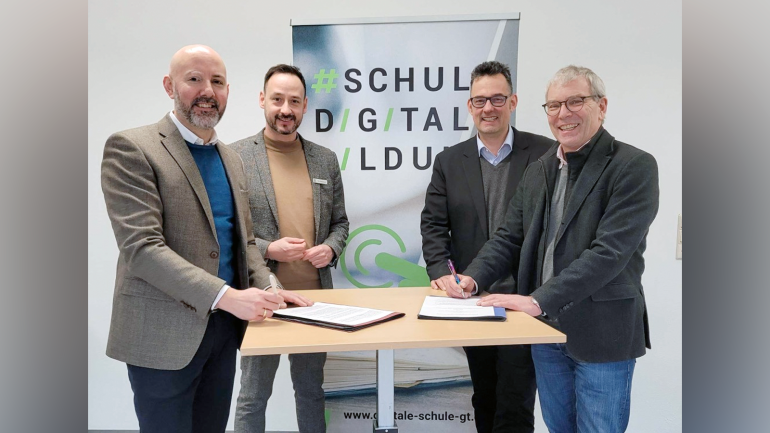 Henning Matthes (Stadt Gütersloh), Tim Neubauer (Stadt Gütersloh), Christian Ebel (Zentrum für digitale Bildung und Schule im Kreis Gütersloh) und Rüdiger Bockhorst (Zentrum für digitale Bildung und Schule im Kreis Gütersloh, Reinhard Mohn Stiftung, v. l.)