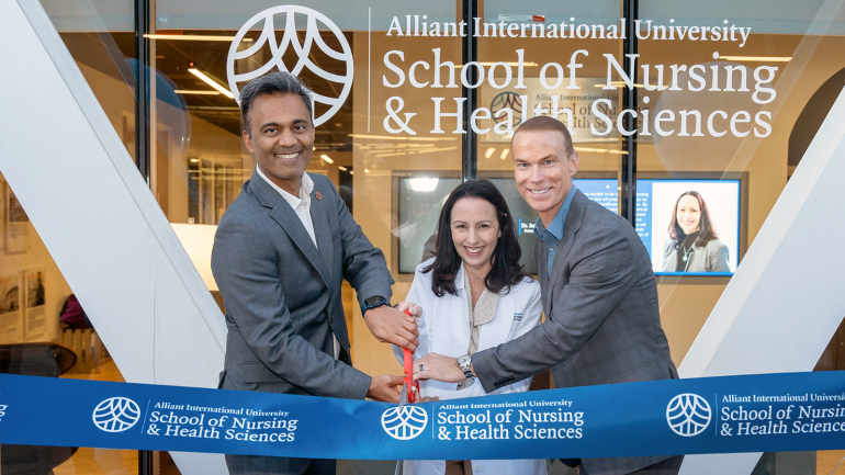 Sherrie Palmieri (School of Nursing and Health Sciences), Amish Shah (Arizona State House of Representatives) und Andy Vaughn (President und CEO von Alliant, v. l.)