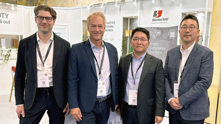 Daniel Fischer (Biesterfeld Plastic), Sven Deutschmann (Sonopress), Eung-soo Kim (SK Chemicals) und Sean Lee (SK Chemicals Deutschland, v. l.)