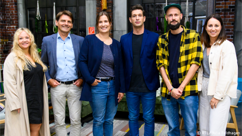 Ramona Becker (Chefautorin „AWZ“), Mario Leisle (Pressesprecher der Stiftung Deutsche Schlaganfall-Hilfe), Schlaganfall-Lotsin Bianca Naß, Schauspieler Igor Dolgatschew, Paul Becker (Chefautor „AWZ“) und Sandra Fitowski (Co-Producerin „AWZ“) (v. l.) 